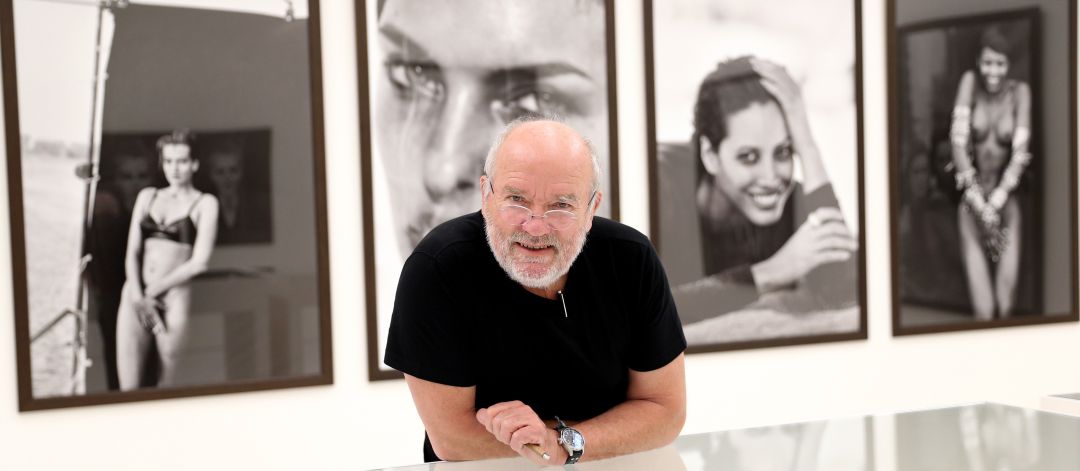 Peter Lindbergh, ante algunas de sus obras Peter Lindbergh, ante algunas de sus obras