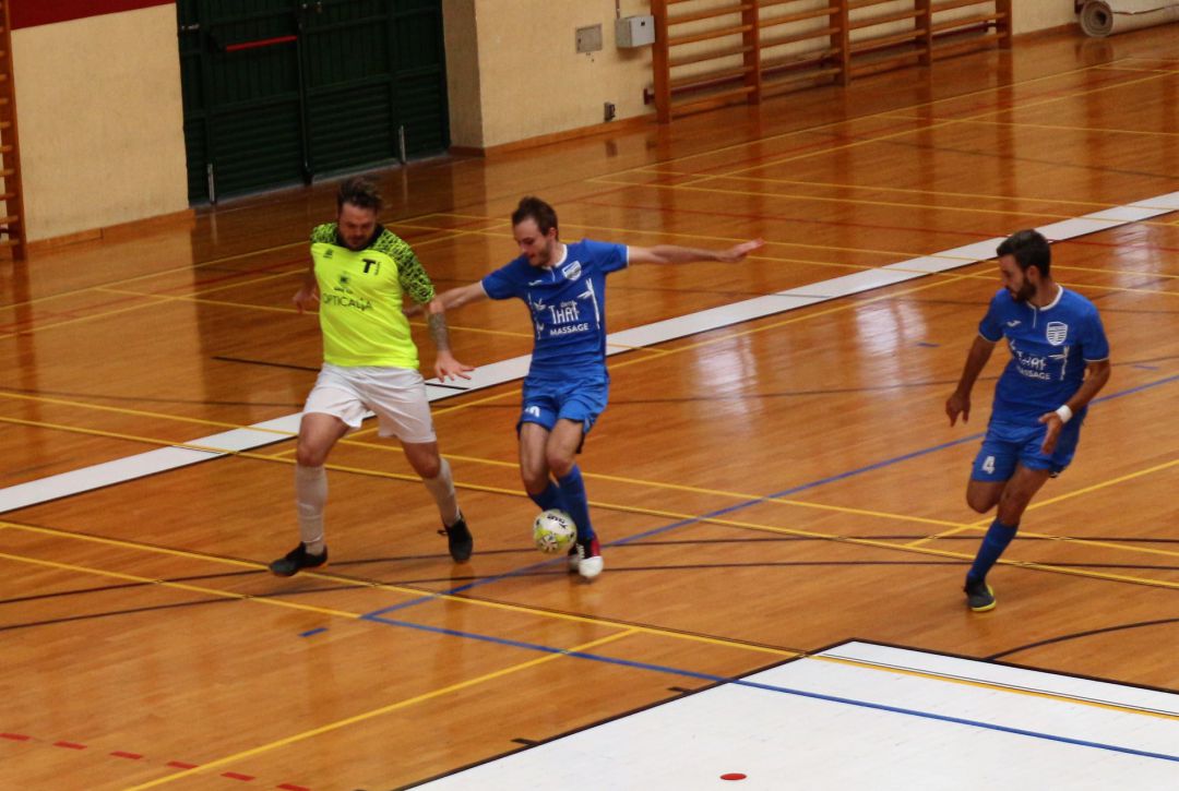 Nico luchando un balón. Nico luchando un balón.