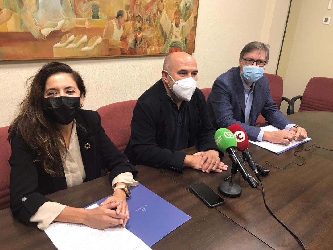 Responsables de Aguas de Alicante junto con el concejal de Servicios Sociales de Petrer Responsables de Aguas de Alicante junto con el concejal de Servicios Sociales de Petrer
