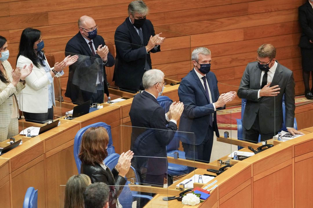 El presidente de la Xunta de Galicia, Alberto Núñez Feijóo (1d); el vicepresidente primero, Alfonso Rueda (2d), y el vicepresidente segundo, Francisco Conde (3d), durante el debate del Estado de la Autonomía de Galicia, en el Parlamento gallego, a 13 de octubre de 2021, en Santiago de Compostela, A Coruña, Galicia (España). El Parlamento gallego acoge este miércoles el debate del Estado de la Autonomía. Durante la jornada, se prevé que el presidente de la región avance la próxima aprobación de los presupuestos para 2022 y que anuncie la presentación del nuevo Plan Estratégico 2021-2030. El presidente de la Xunta de Galicia, Alberto Núñez Feijóo (1d); el vicepresidente primero, Alfonso Rueda (2d), y el vicepresidente segundo, Francisco Conde (3d), durante el debate del Estado de la Autonomía de Galicia, en el Parlamento gallego, a 13 de octubre de 2021, en Santiago de Compostela, A Coruña, Galicia (España). El Parlamento gallego acoge este miércoles el debate del Estado de la Autonomía. Durante la jornada, se prevé que el presidente de la región avance la próxima aprobación de los presupuestos para 2022 y que anuncie la presentación del nuevo Plan Estratégico 2021-2030.