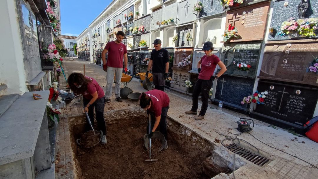 Trabajos en las fosas del cementerio de Gandia
Trabajos en las fosas del cementerio de Gandia