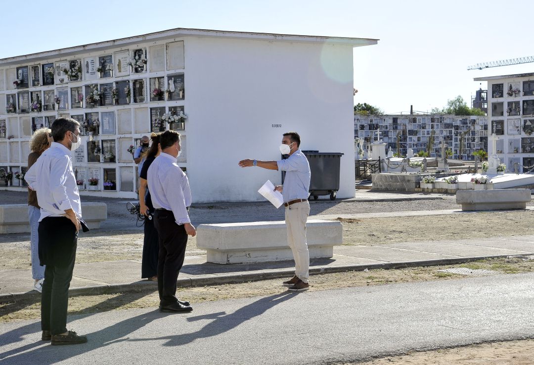 El delegado municipal de Urbanismo supervista los trabajos en el cementerio de Jerez El delegado municipal de Urbanismo supervista los trabajos en el cementerio de Jerez