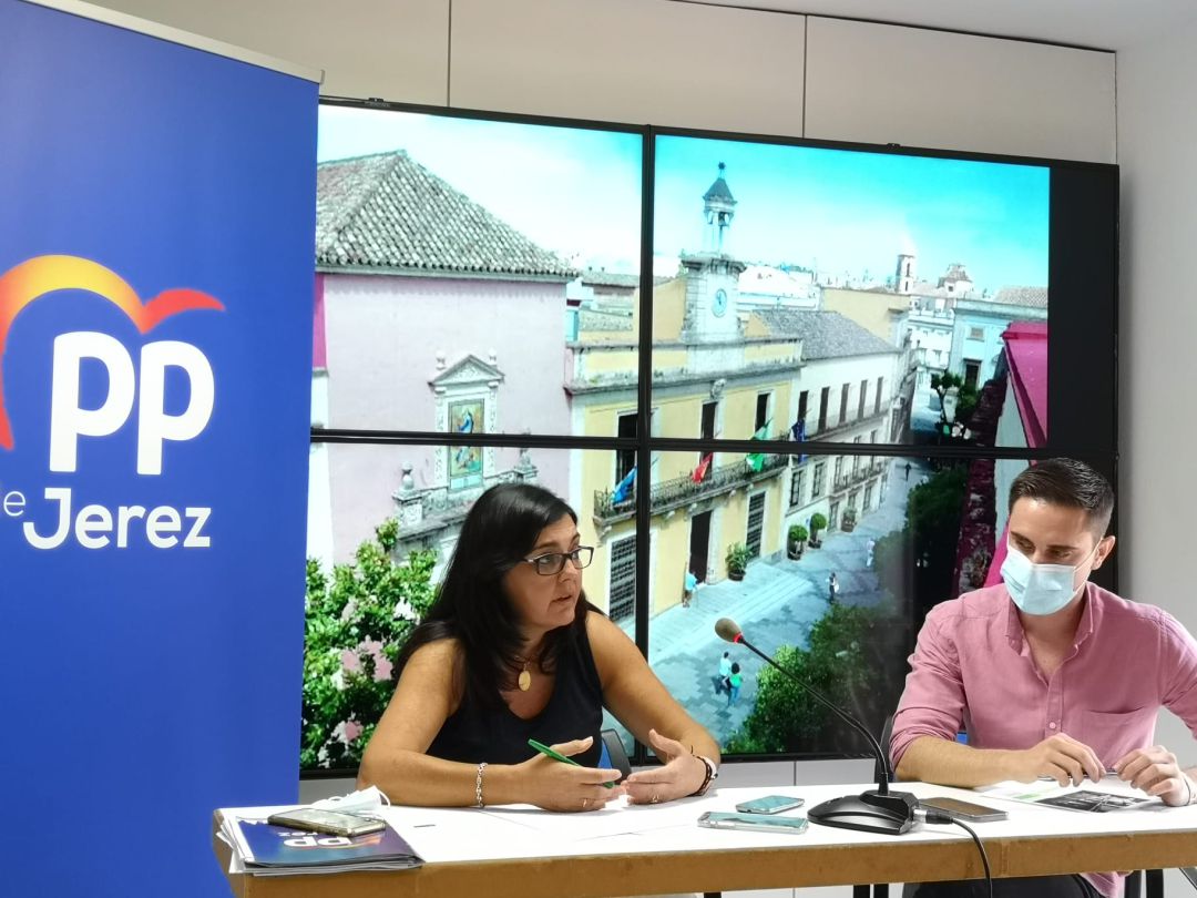 Rosario Marín y Jaime Espinar en una rueda de prensa Rosario Marín y Jaime Espinar en una rueda de prensa