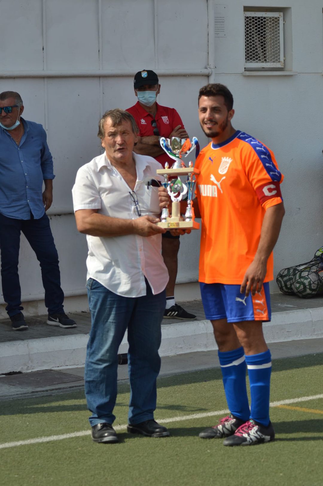 Rubio hizo entrega al capitán del Veteranos Xerez CD del trofeo de campeón. Rubio hizo entrega al capitán del Veteranos Xerez CD del trofeo de campeón.
