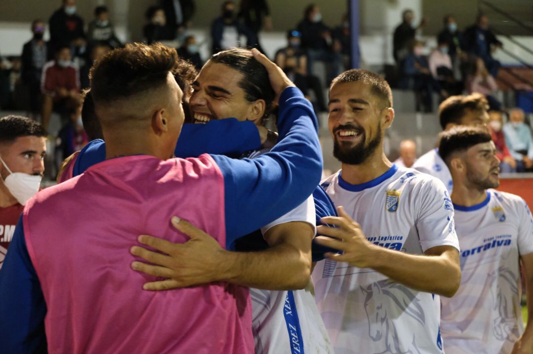 Rubén Jurado celebra el primer gol con sus compañeros Rubén Jurado celebra el primer gol con sus compañeros