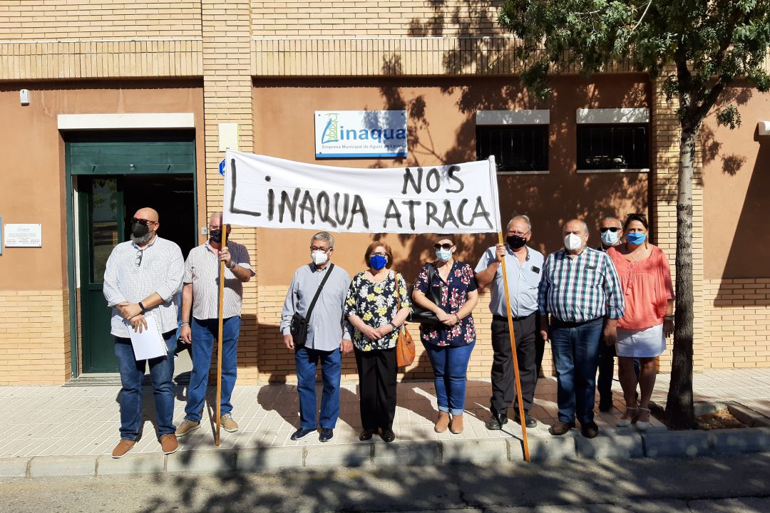 Vecinos de "Los Girasoles" se manifiestan en las puertas de "Linaqua". Vecinos de "Los Girasoles" se manifiestan en las puertas de "Linaqua".