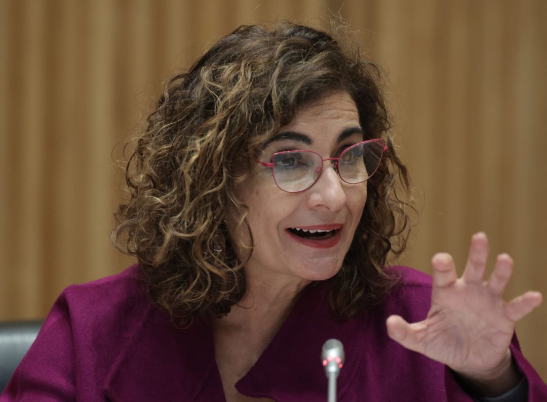 La ministra de Hacienda y Función Pública, María Jesús Montero, interviene en una rueda de prensa tras la entrega del Proyecto de Ley de Presupuestos del Estado de 2022 a la presidenta del Congreso en el Congreso de los Diputados este miércoles. La ministra de Hacienda y Función Pública, María Jesús Montero, interviene en una rueda de prensa tras la entrega del Proyecto de Ley de Presupuestos del Estado de 2022 a la presidenta del Congreso en el Congreso de los Diputados este miércoles.