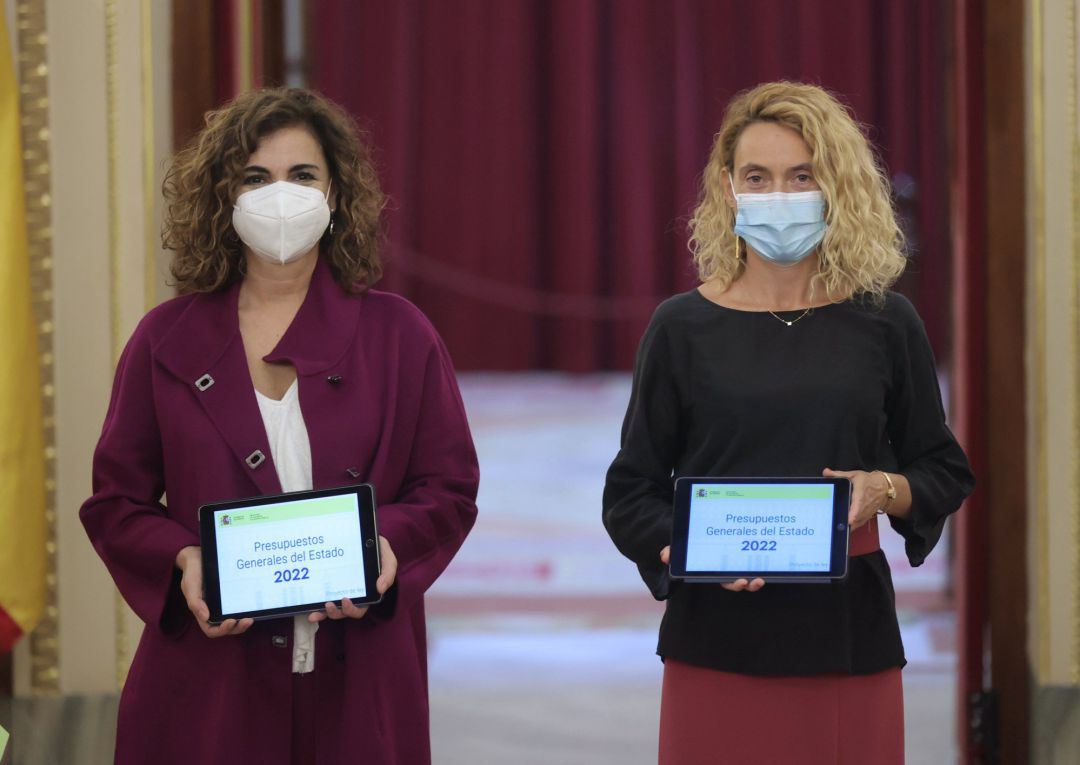 La ministra de Hacienda y Función Pública, María Jesús Montero (i) durante el acto de entrega del Proyecto de Ley de Presupuestos del Estado de 2022 a la presidenta del Congreso, Meritxell Batet, en el Congreso de los Diputados La ministra de Hacienda y Función Pública, María Jesús Montero (i) durante el acto de entrega del Proyecto de Ley de Presupuestos del Estado de 2022 a la presidenta del Congreso, Meritxell Batet, en el Congreso de los Diputados
