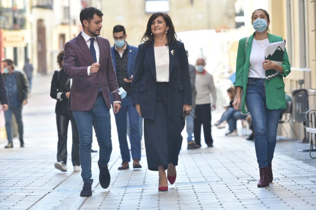 Concha Andreu y el portavoz del grupo parlamentario socialista, Raúl Díaz, camino al Parlamento de La Rioja Concha Andreu y el portavoz del grupo parlamentario socialista, Raúl Díaz, camino al Parlamento de La Rioja