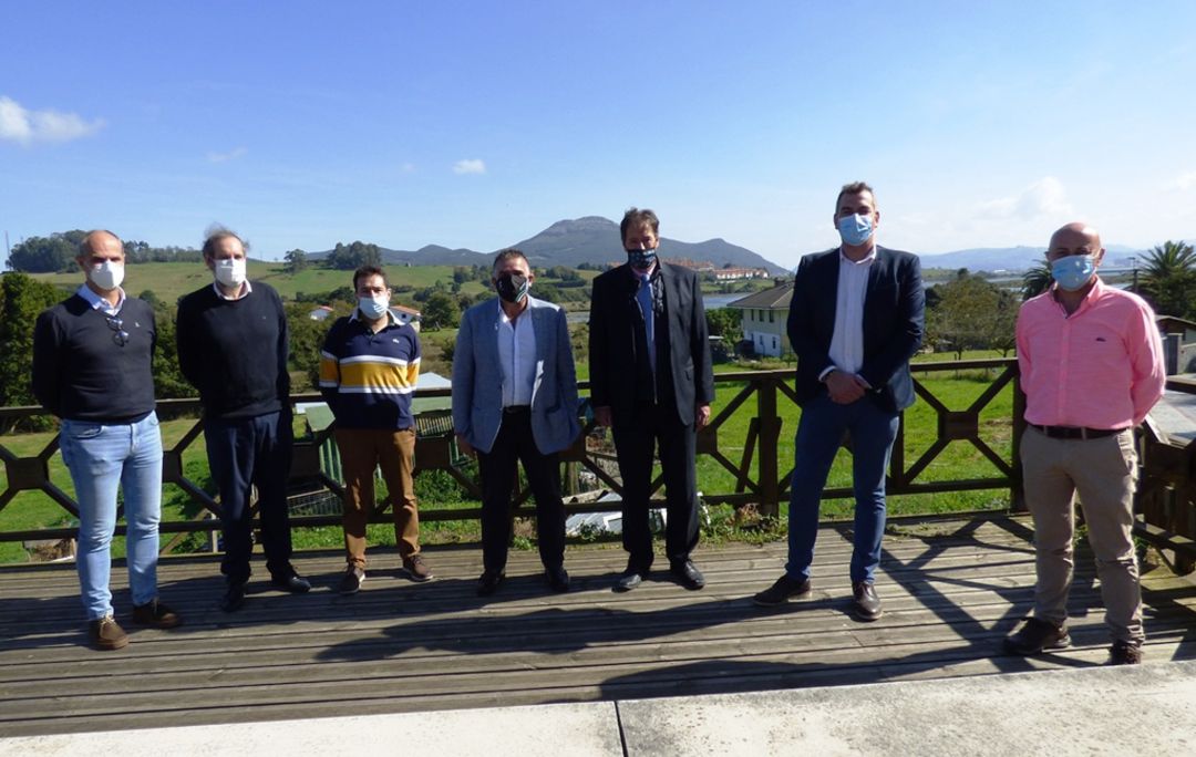 Los alcaldes por los que trascurre la senda peatonal con el consejero de Obras Públicas. Los alcaldes por los que trascurre la senda peatonal con el consejero de Obras Públicas.