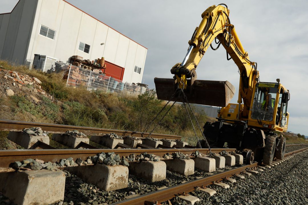 Un operario con una grúa durante los primeros trabajos de la conexión Murcia-Almería en tren de alta velocidad (LAV), a 4 de octubre de 2021, en Alcantarilla, Murcia, (España). Un operario con una grúa durante los primeros trabajos de la conexión Murcia-Almería en tren de alta velocidad (LAV), a 4 de octubre de 2021, en Alcantarilla, Murcia, (España).