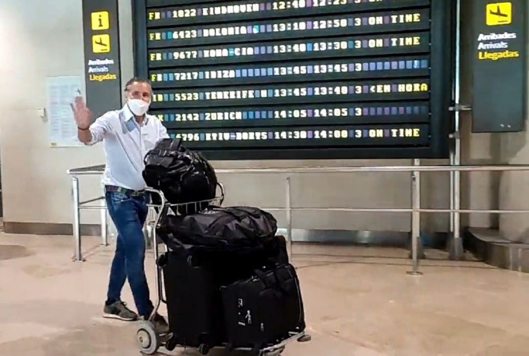 Javi Pereira en su llegada al aeropuerto de Manises Javi Pereira en su llegada al aeropuerto de Manises