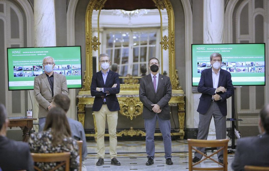 De izquierda a derecha: el alcalde, Joan Ribó; el conseller de Política Territorial, Obras Públicas y Movilidad, Arcadi España; el rector de la Universitat Politècnica de València (UPV), José Esteban Capilla, y el presidente de la Fundación Valenciaport, Aurelio Martínez De izquierda a derecha: el alcalde, Joan Ribó; el conseller de Política Territorial, Obras Públicas y Movilidad, Arcadi España; el rector de la Universitat Politècnica de València (UPV), José Esteban Capilla, y el presidente de la Fundación Valenciaport, Aurelio Martínez
