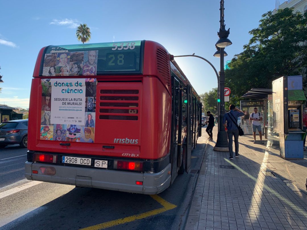 La Línea 99 de la EMT recorre los murales de científicas en València
LAS NAVES
La Línea 99 de la EMT recorre los murales de científicas en València
LAS NAVES