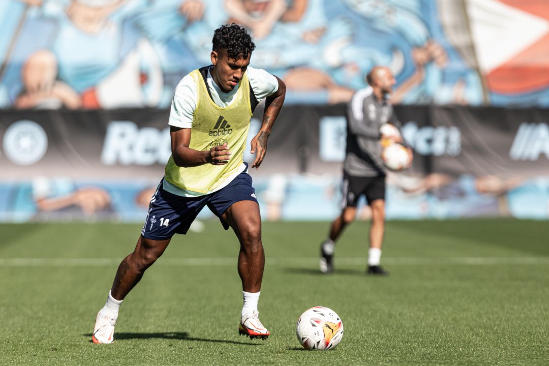 Renato Tapia durante un entrenamiento en Balaídos Renato Tapia durante un entrenamiento en Balaídos