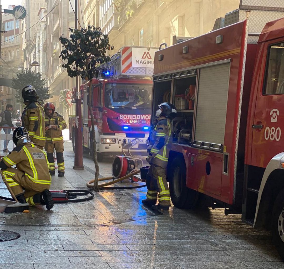 Los bomberos en zona en la que se produjo el incendio Los bomberos en zona en la que se produjo el incendio