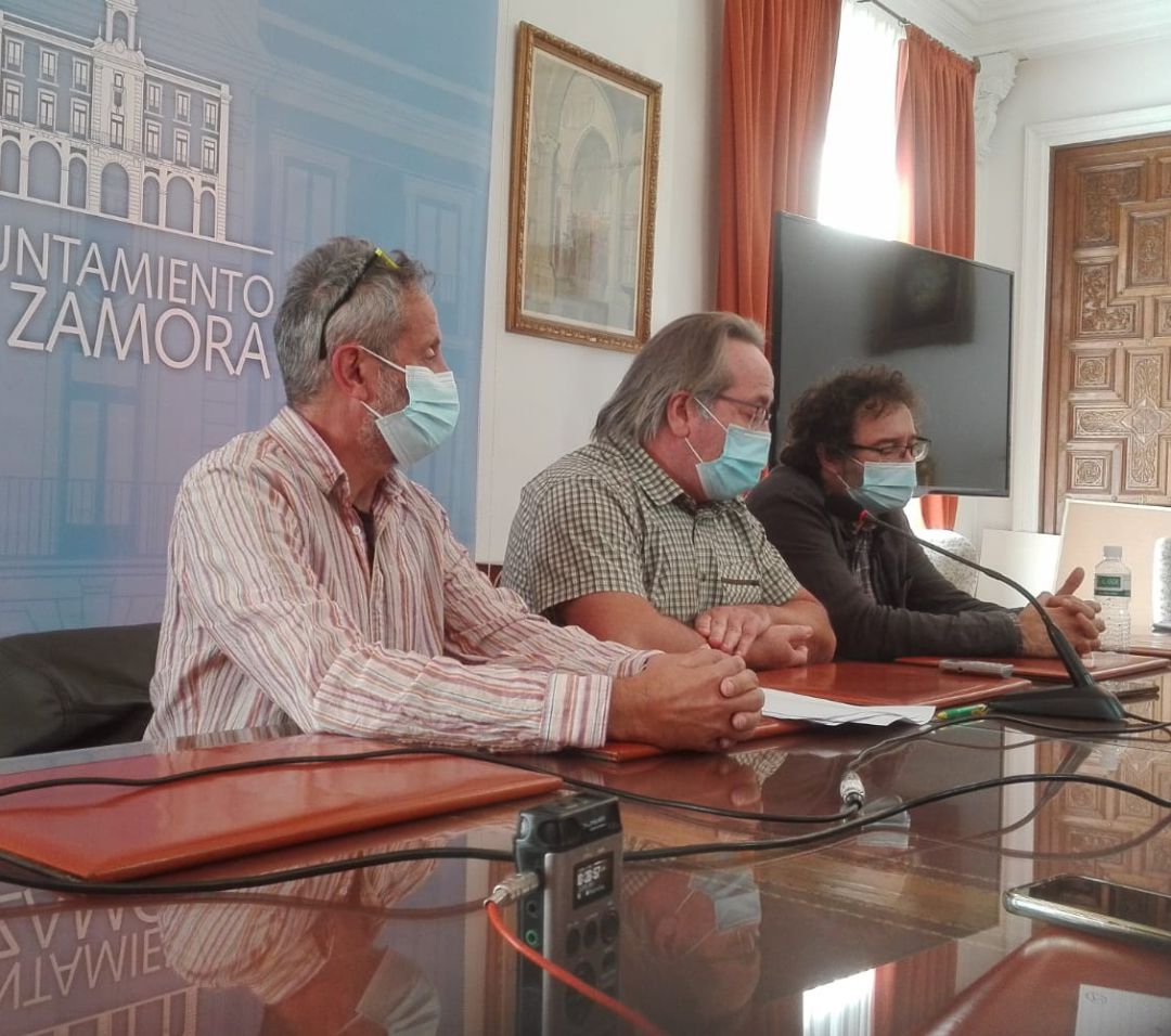 Alcalde y concejales anunciando la denuncia contra el interventor Alcalde y concejales anunciando la denuncia contra el interventor