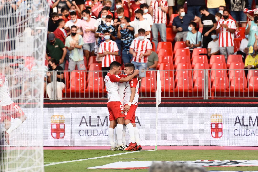 Robertone y Portillo celebrando con rabia el gol ante Las Palmas. Robertone y Portillo celebrando con rabia el gol ante Las Palmas.
