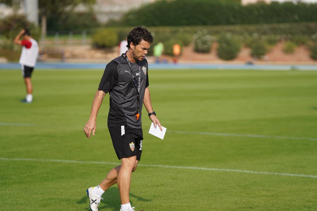 Rubi concentrado en el entrenamiento del equipo en el Anexo. Rubi concentrado en el entrenamiento del equipo en el Anexo.