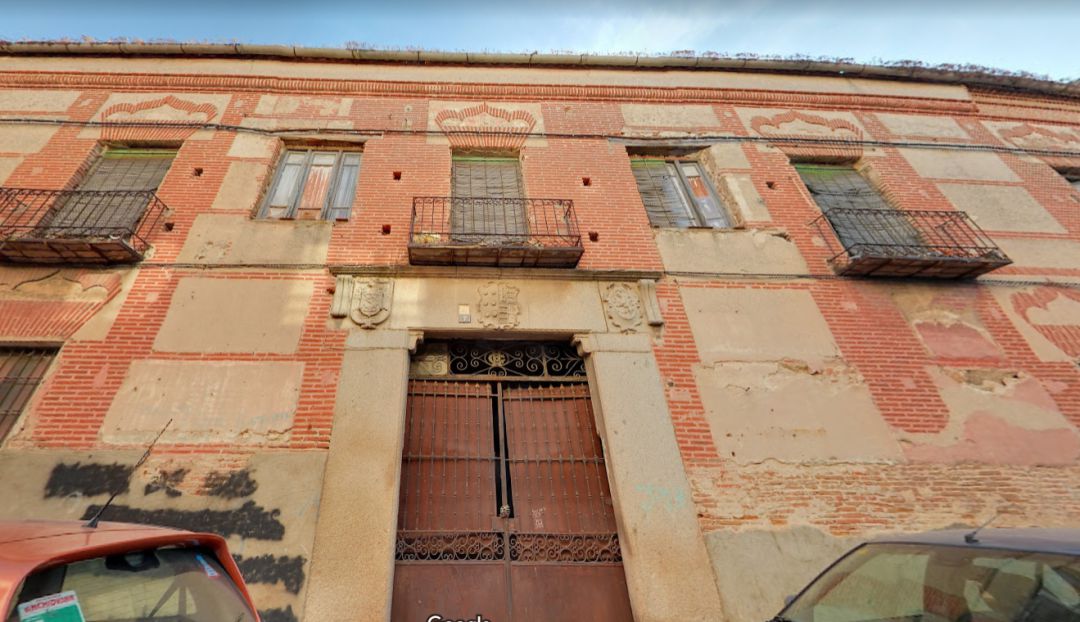 Fachada del Palacio de Montalvo que se ha derrumbado parcialmente Fachada del Palacio de Montalvo que se ha derrumbado parcialmente