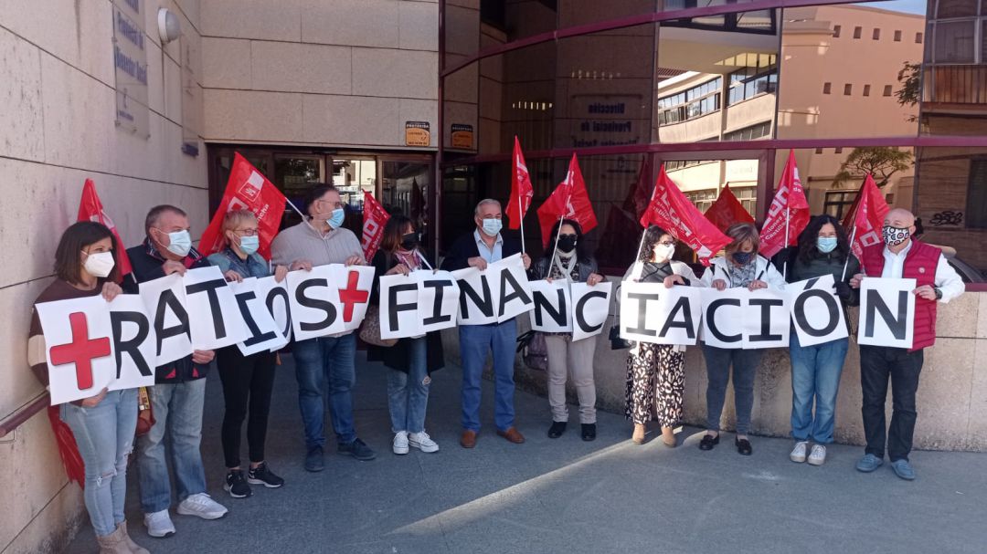 Los trabajadores del sector de atención a la dependencia se han concentrado en Cuenca para exigir un incremento en la financiación y una mejora de las ratios Los trabajadores del sector de atención a la dependencia se han concentrado en Cuenca para exigir un incremento en la financiación y una mejora de las ratios