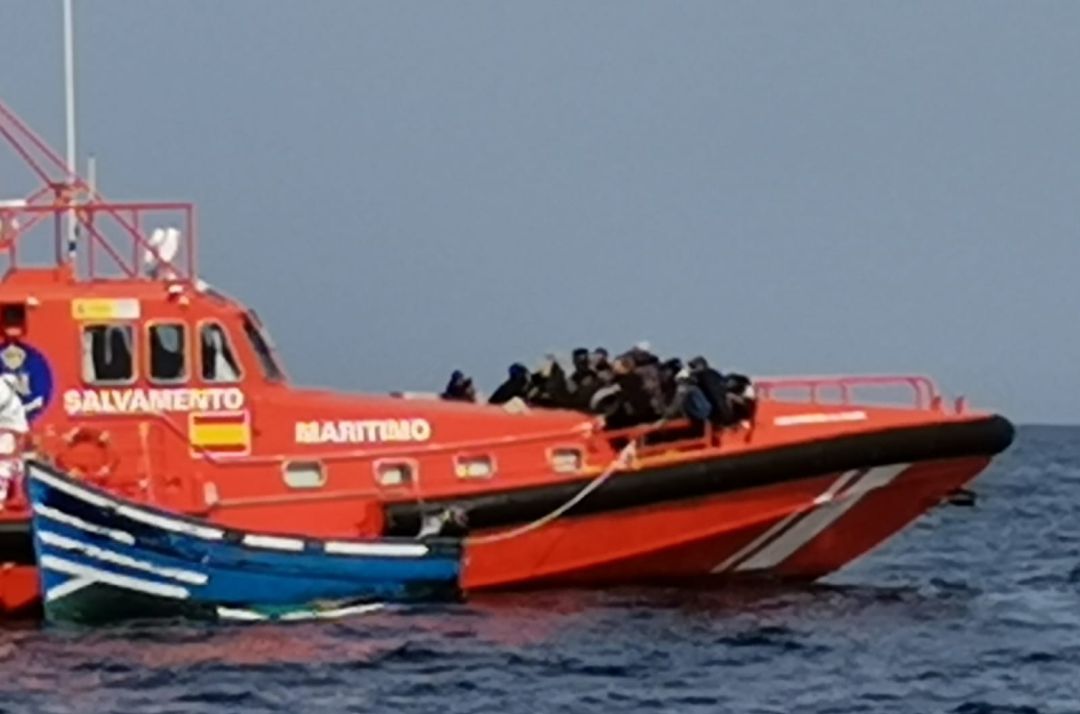 Imagen de archivo del rescate de otra patera cerca de Lanzarote. Imagen de archivo del rescate de otra patera cerca de Lanzarote.