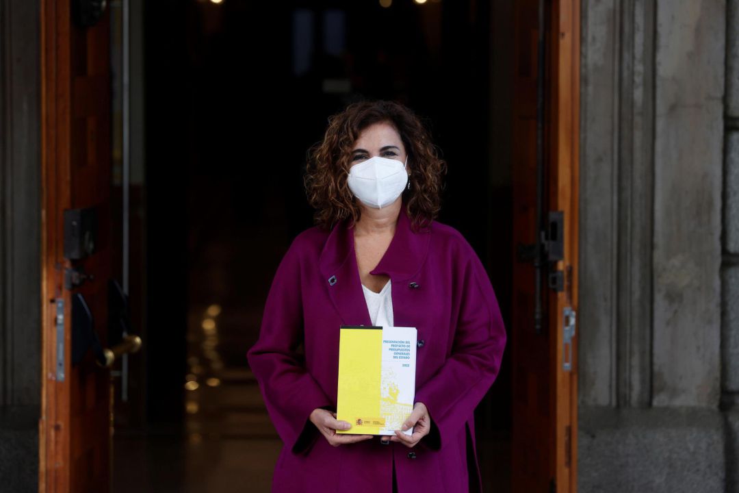 La ministra de Hacienda, María Jesús Montero, posa con el proyecto de Ley de Presupuestos Generales del Estado para 2022 La ministra de Hacienda, María Jesús Montero, posa con el proyecto de Ley de Presupuestos Generales del Estado para 2022