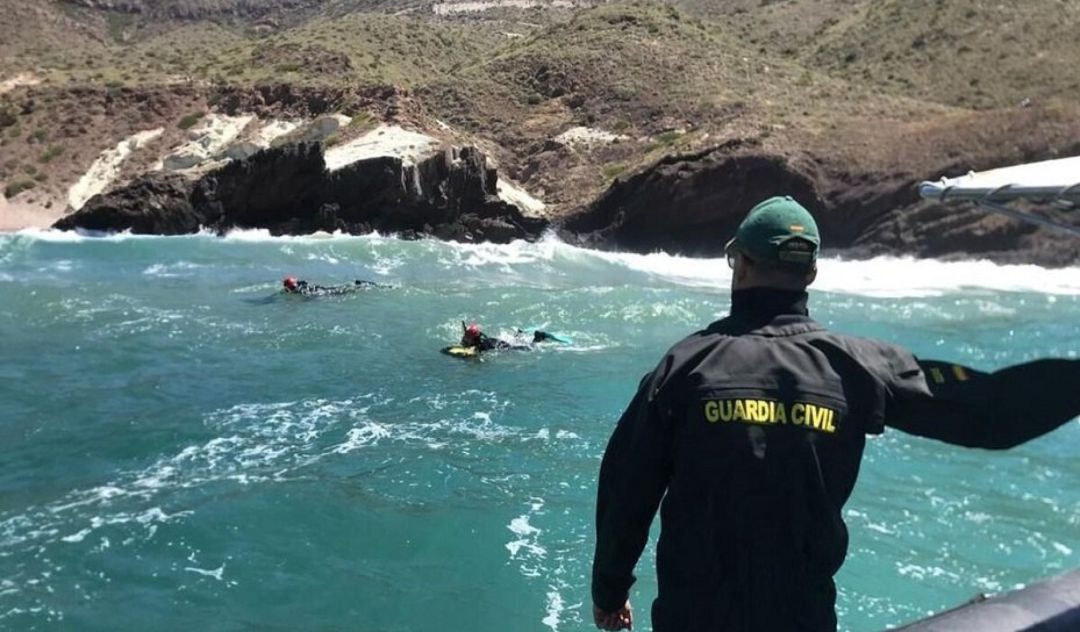 Imagen de archivo de guardias durante un rescate en el mar Imagen de archivo de guardias durante un rescate en el mar