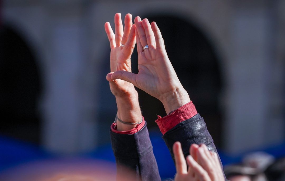 Una mujer realiza un gesto feminista durante una concentración de condena por el asesinato de una mujer, en la Plaza Nueva de Vitoria, a 13 de octubre de 2021, en Vitoria, Álava, Euskadi (España). El Emakunde-Instituto Vasco de la mujer convoca esta concentración de condena por el presunto asesinato de una mujer ocurrido este martes en Vitoria. Las investigaciones preliminares de la Ertzaintza tras el suceso apuntan que habría sido el varón, de 42 años de edad, quien habría acabado con la vida de su mujer, haciéndole un corte en el cuello, y posteriormente se habría suicidado clavándose un cuchillo. El suceso tuvo lugar la mañana del martes en una vivienda del barrio Sansomendi de la capital alavesa. Una mujer realiza un gesto feminista durante una concentración de condena por el asesinato de una mujer, en la Plaza Nueva de Vitoria, a 13 de octubre de 2021, en Vitoria, Álava, Euskadi (España). El Emakunde-Instituto Vasco de la mujer convoca esta concentración de condena por el presunto asesinato de una mujer ocurrido este martes en Vitoria. Las investigaciones preliminares de la Ertzaintza tras el suceso apuntan que habría sido el varón, de 42 años de edad, quien habría acabado con la vida de su mujer, haciéndole un corte en el cuello, y posteriormente se habría suicidado clavándose un cuchillo. El suceso tuvo lugar la mañana del martes en una vivienda del barrio Sansomendi de la capital alavesa.