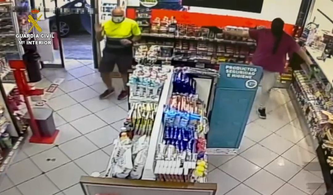 Imagen del atraco a la gasolinera Imagen del atraco a la gasolinera