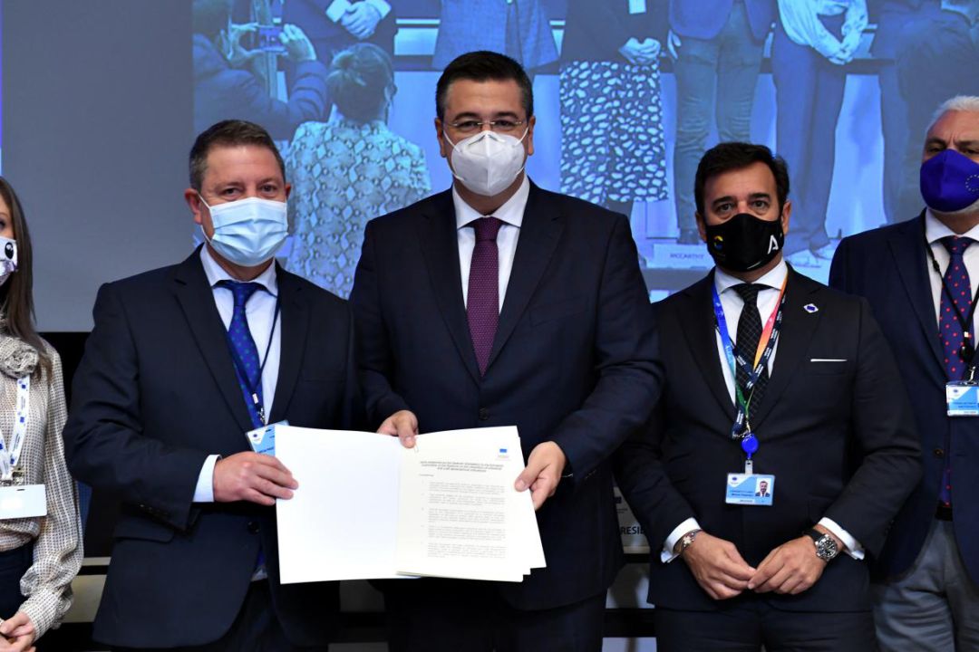 Entrega del documento de protección a la artesanía al Comité de Regiones de la UE Entrega del documento de protección a la artesanía al Comité de Regiones de la UE