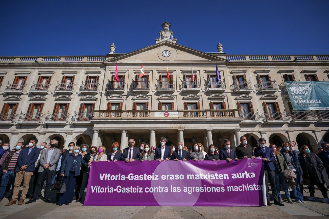 Una concentración en Vitoria, convocada por el Ayuntamiento de Vitoria, condena el asesinato de una mujer a manos de su pareja Una concentración en Vitoria, convocada por el Ayuntamiento de Vitoria, condena el asesinato de una mujer a manos de su pareja