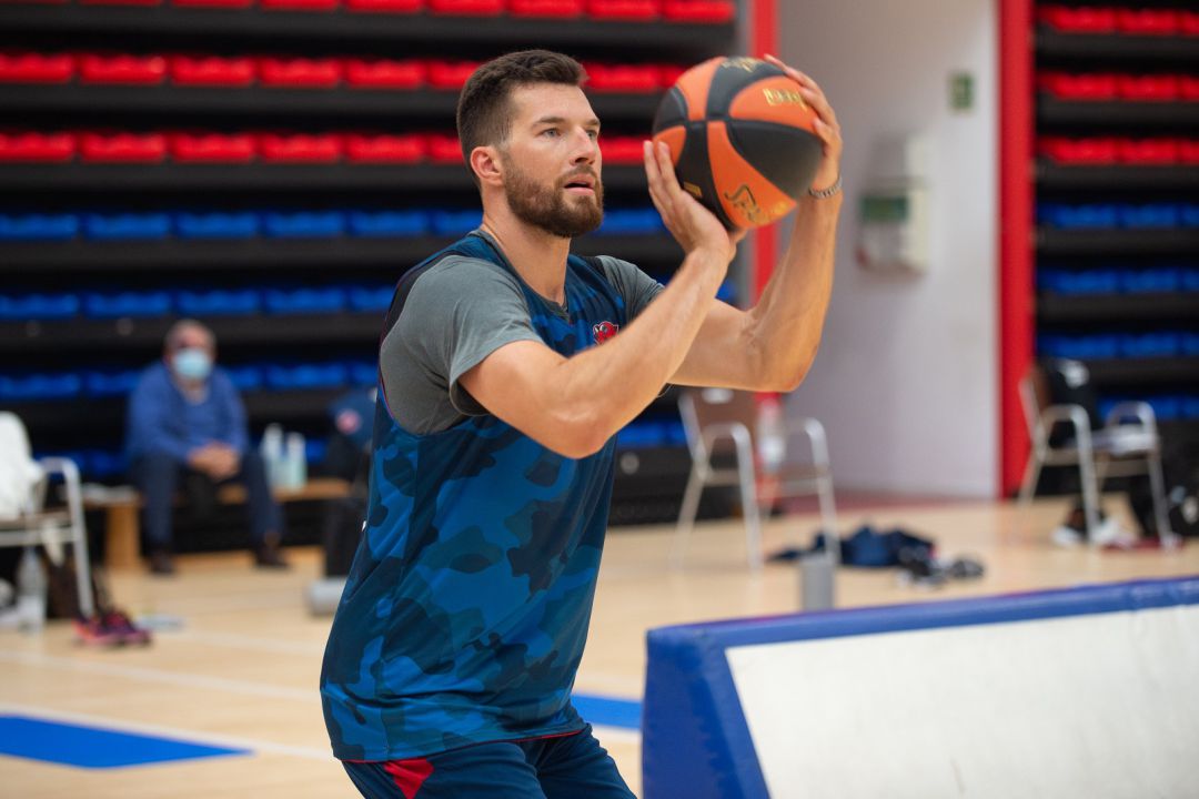 Alec Peters, durante un entrenamiento de pretemporada en el Bakh. Alec Peters, durante un entrenamiento de pretemporada en el Bakh.