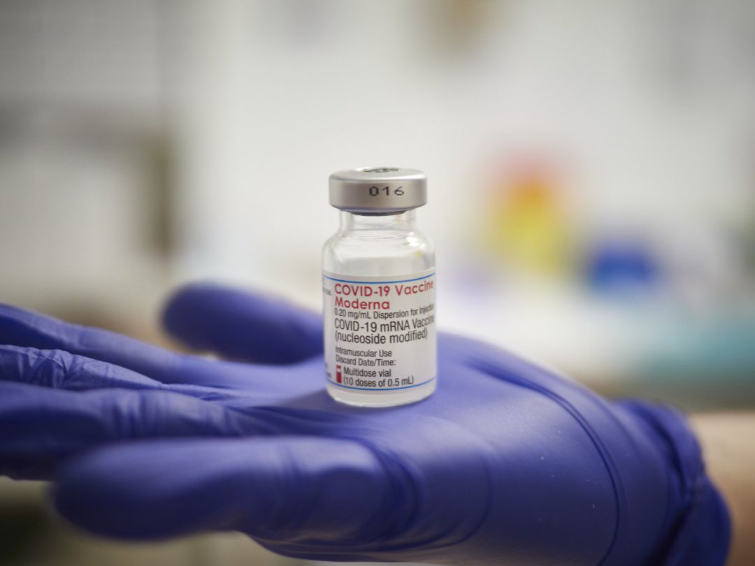 Una profesional sanitaria sostiene un vial de la vacuna de Moderna contra la Covid-19 Una profesional sanitaria sostiene un vial de la vacuna de Moderna contra la Covid-19