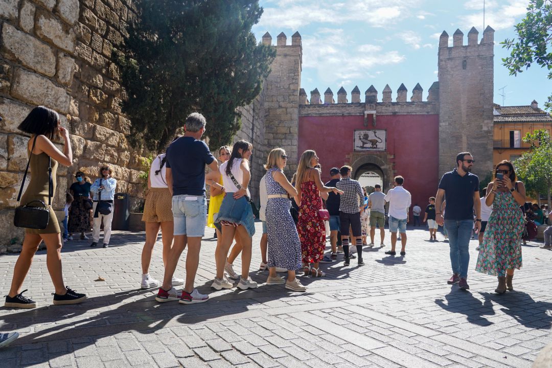 Colas de turistas en las puertas del Alcázar de Sevilla, donde se ha colgado el cartel de no hay billete durante el puente por primera vez en mucho tiempo a 11 de octubre del 2021 en Sevilla (Andalucía). Colas de turistas en las puertas del Alcázar de Sevilla, donde se ha colgado el cartel de no hay billete durante el puente por primera vez en mucho tiempo a 11 de octubre del 2021 en Sevilla (Andalucía).