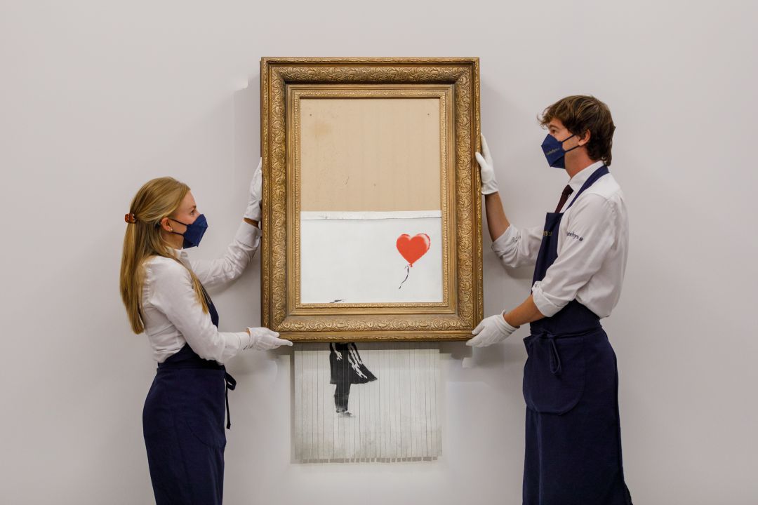 Banksy vende por 21 millones de euros por su obra "Love is in the Bin". Banksy vende por 21 millones de euros por su obra "Love is in the Bin".