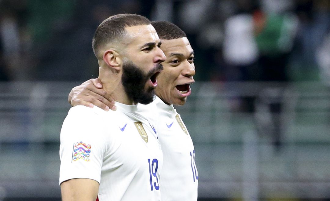 Benzema y Mbappé celebran un gol en la final de la Nations League. Benzema y Mbappé celebran un gol en la final de la Nations League.