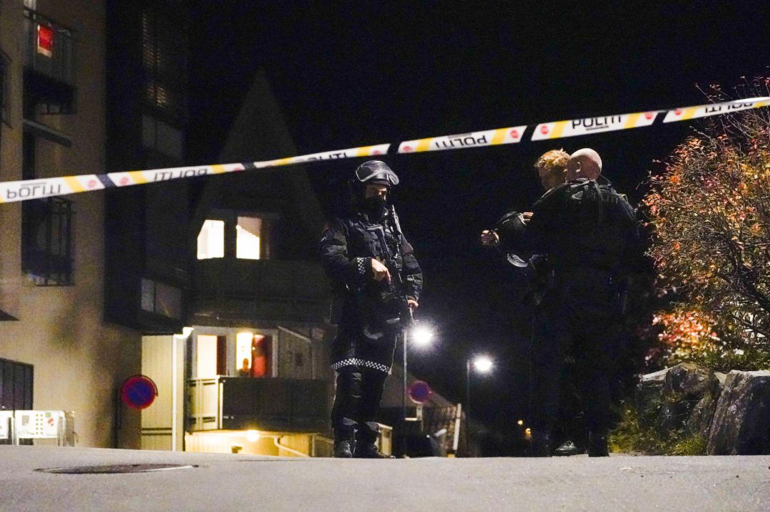 Policías noruegos investigan en el lugar del suceso. Policías noruegos investigan en el lugar del suceso.