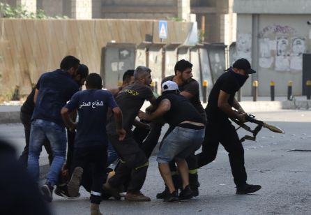 Un manifestante del movimiento chií de Hezbolá y Amal recibe ayuda después de ser herido cerca del Palacio de Justicia en Beirut. Un manifestante del movimiento chií de Hezbolá y Amal recibe ayuda después de ser herido cerca del Palacio de Justicia en Beirut.