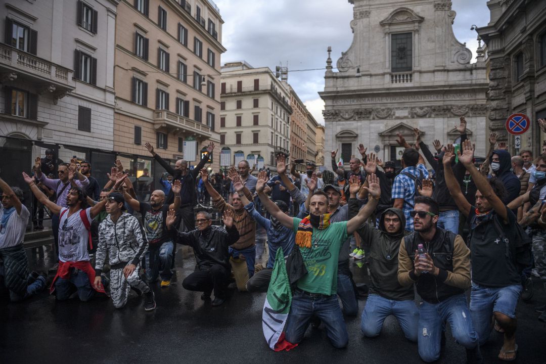 Manifestación neofascista en Roma en protesta por el certificado covid y otras medidas de la pandemia. Manifestación neofascista en Roma en protesta por el certificado covid y otras medidas de la pandemia.