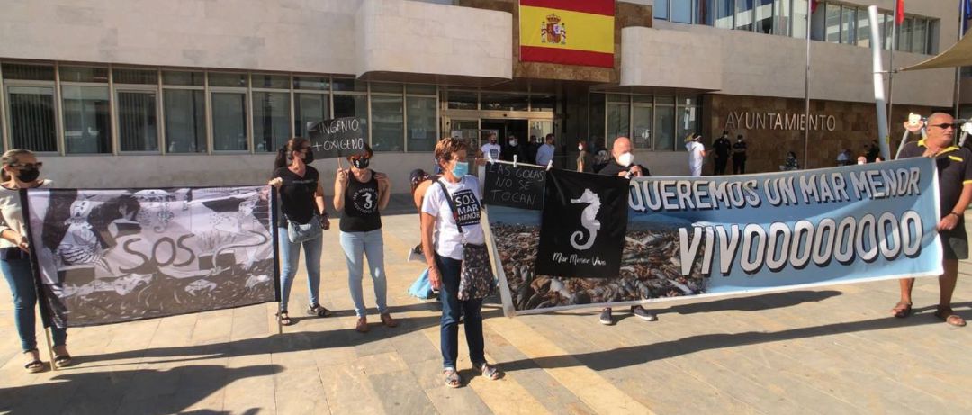 Protesta frente al Ayuntamiento de San Javier Protesta frente al Ayuntamiento de San Javier
