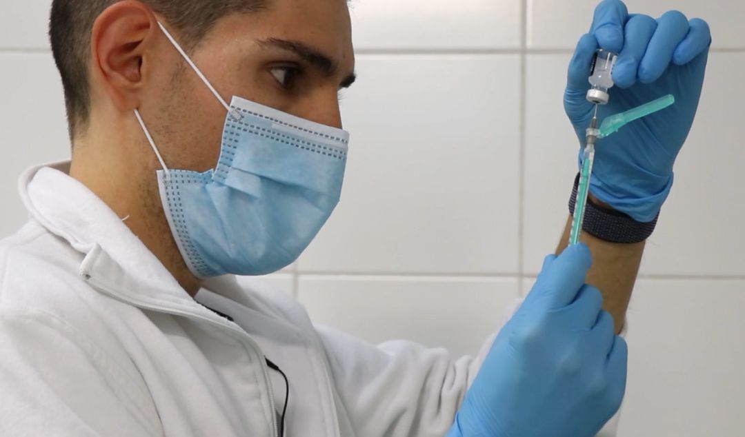 Personal sanitario administrando la vacuna contra el coronavirus. Personal sanitario administrando la vacuna contra el coronavirus.