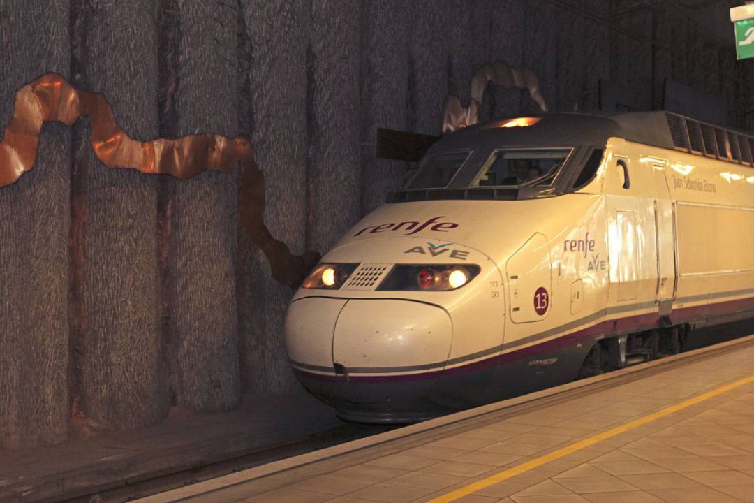 Tren de Alta Velocidad en la Estación de trenes de Castelló Tren de Alta Velocidad en la Estación de trenes de Castelló