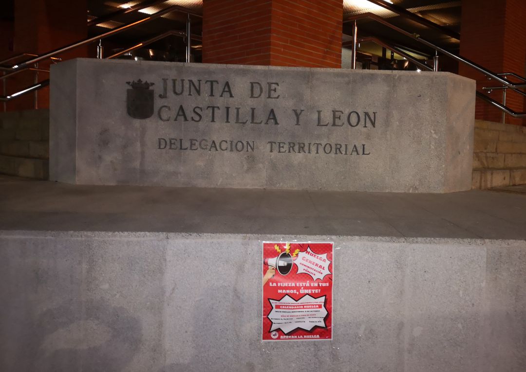 Cartel de la movilización de los interinos ante la delegación de la Junta en Burgos Cartel de la movilización de los interinos ante la delegación de la Junta en Burgos