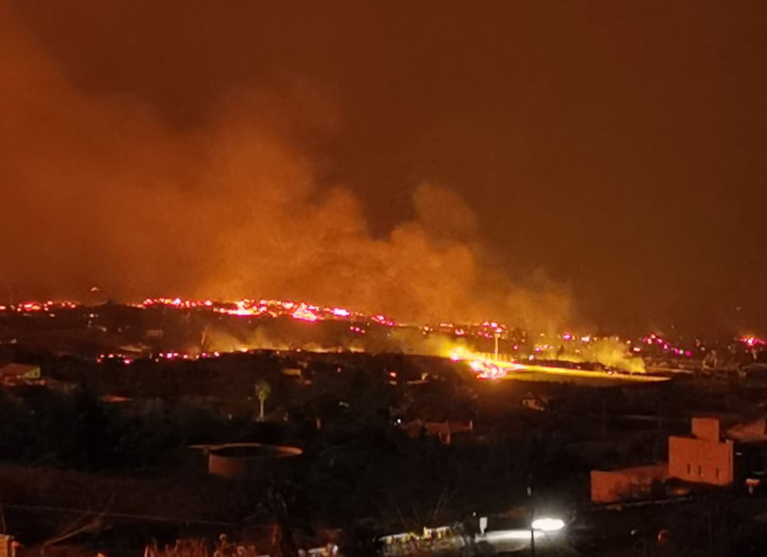 La colada de lava arrasando con el Campo de Fútbol La colada de lava arrasando con el Campo de Fútbol
