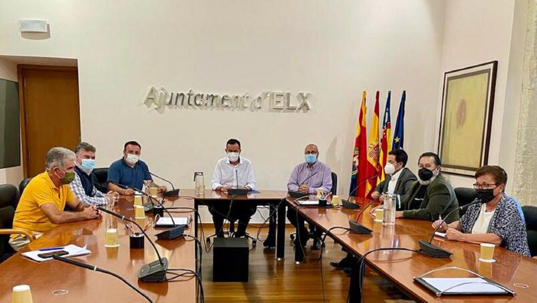 Reunión del Ayuntamiento con la plataforma de Veïns en Alerta Reunión del Ayuntamiento con la plataforma de Veïns en Alerta