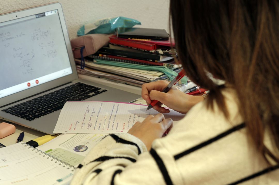 Una estudiante haciendo los deberes Una estudiante haciendo los deberes