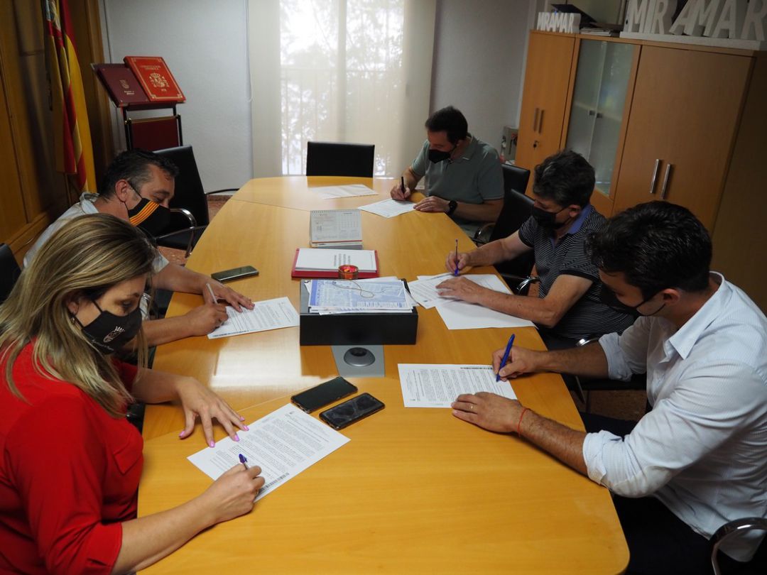 Firma del convenio entre Miramar, Bellreguard, Piles, Daimús y Guardamar Firma del convenio entre Miramar, Bellreguard, Piles, Daimús y Guardamar