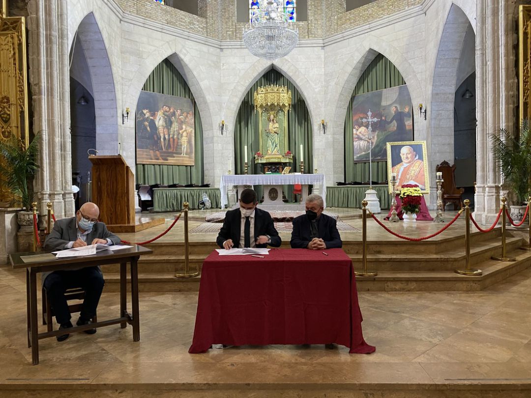 Firma del acuerdo entre el Ayuntamiento de Gandia y la Colegiata Firma del acuerdo entre el Ayuntamiento de Gandia y la Colegiata