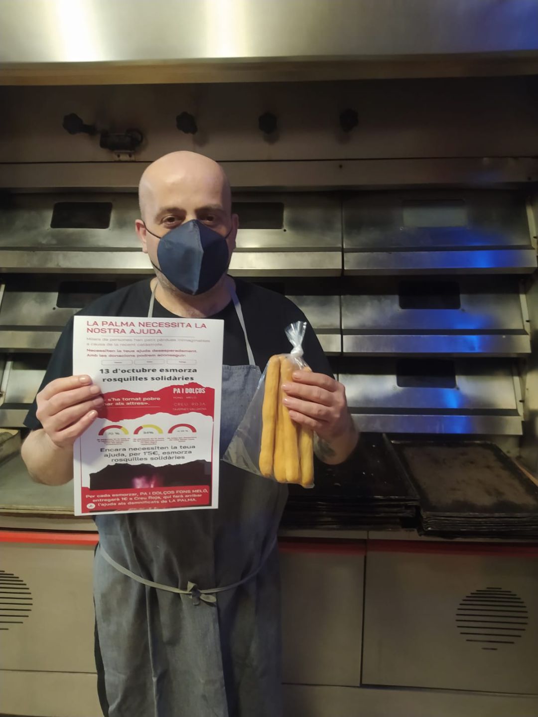 Juanvi Fons, del Forn Fons Meló, con las rosquillas solidarias Juanvi Fons, del Forn Fons Meló, con las rosquillas solidarias